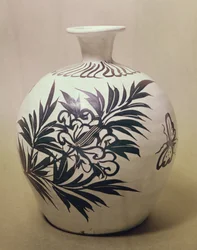 Stoneware bottle, Tzu Chou type, probably Northern Sung (960-1127)